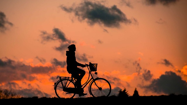 žena na kole s košíkem